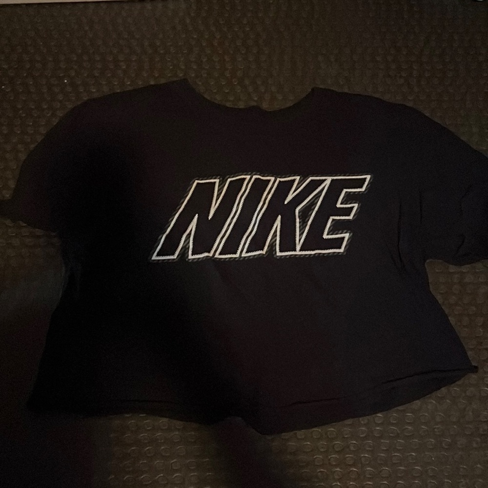 Black cropped Nike shirt